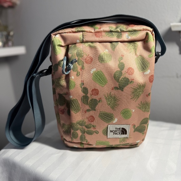 🌵 The North Face "Cactus" Crossbody – Summer-Ready & Adventure-Approved! 🏕️ - Picture 1 of 6